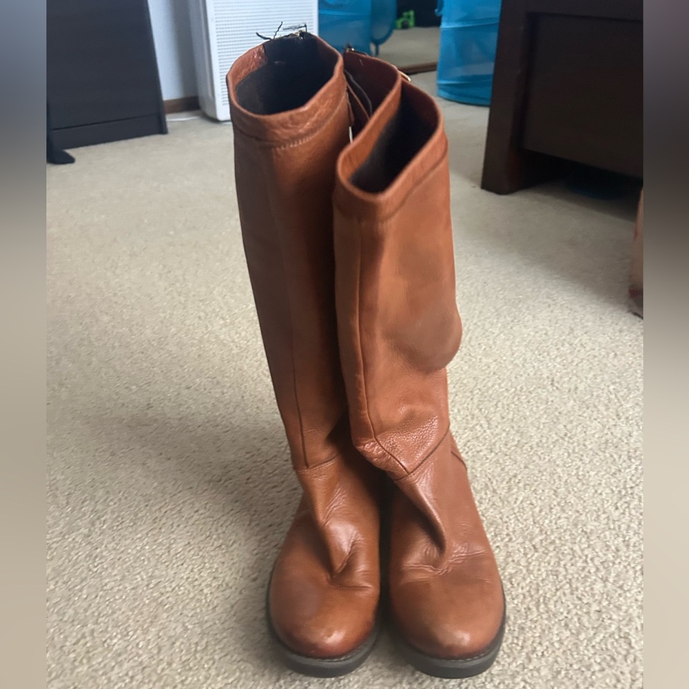 Brown leather Steve Madden calf boots.